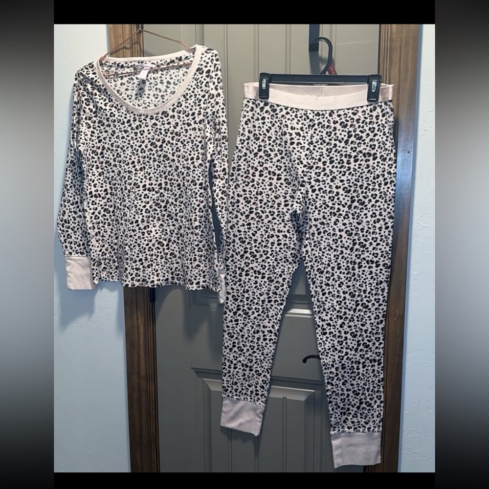 Women’s size large Victoria’s Secret pajama set size large